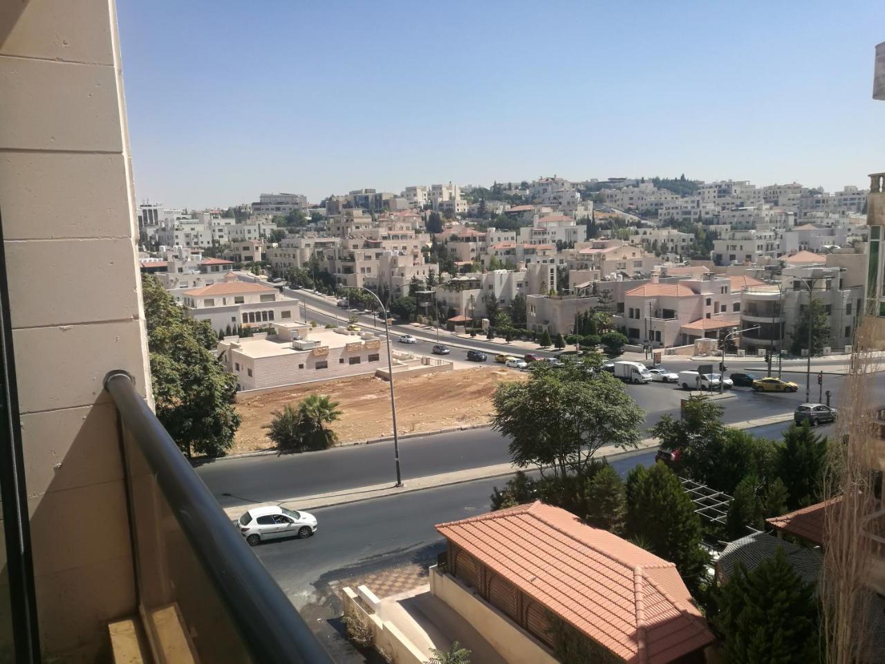 Cozy Dair Ghbar Apartment Amman Exterior photo